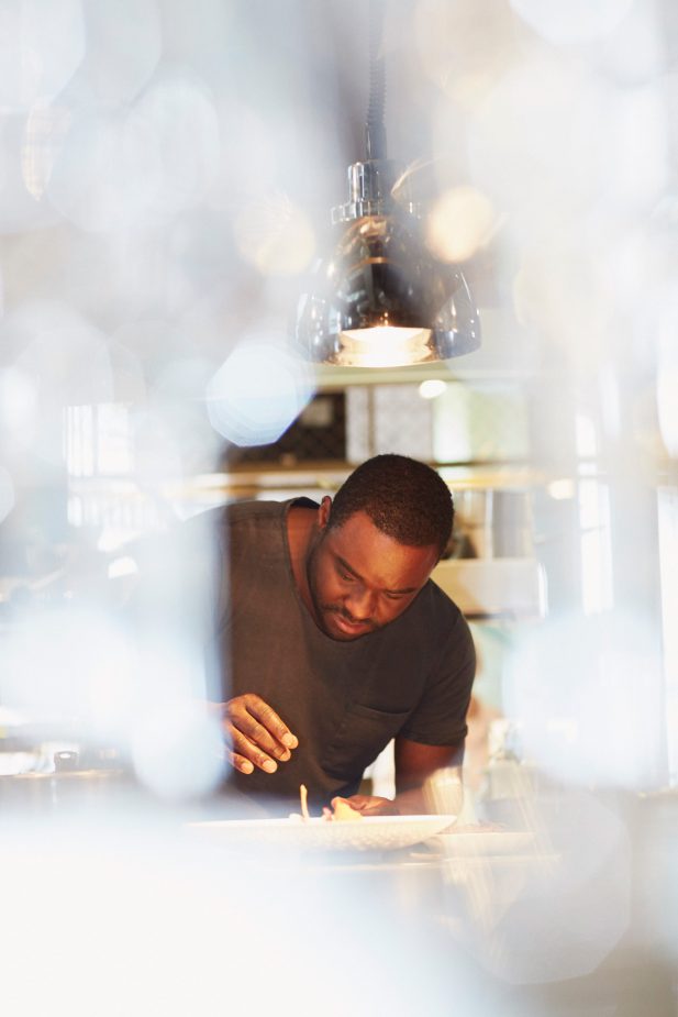 Nelson Müller Sterne Koch im Restaurant ”Die Schote