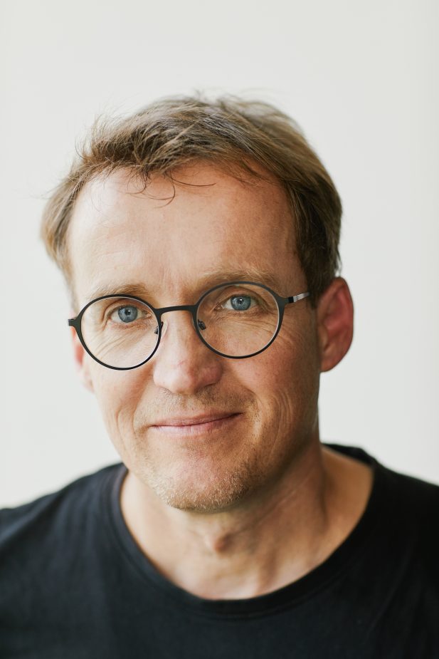 Dr. Carsten Morkel fotografiert für die ”Grüne Ausgabe“ der DB Mobil